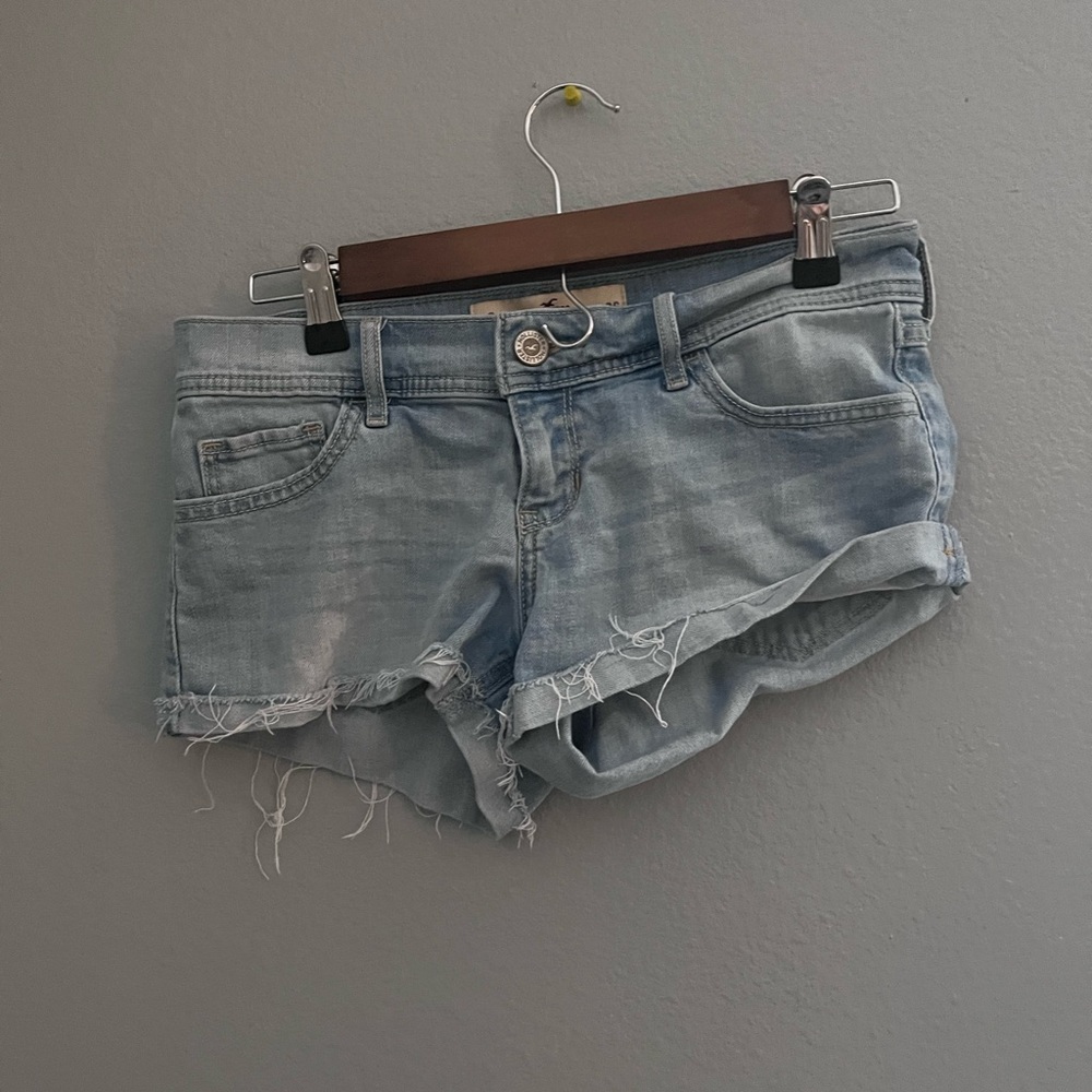Hollister low waisted jean shorts size 26/3.